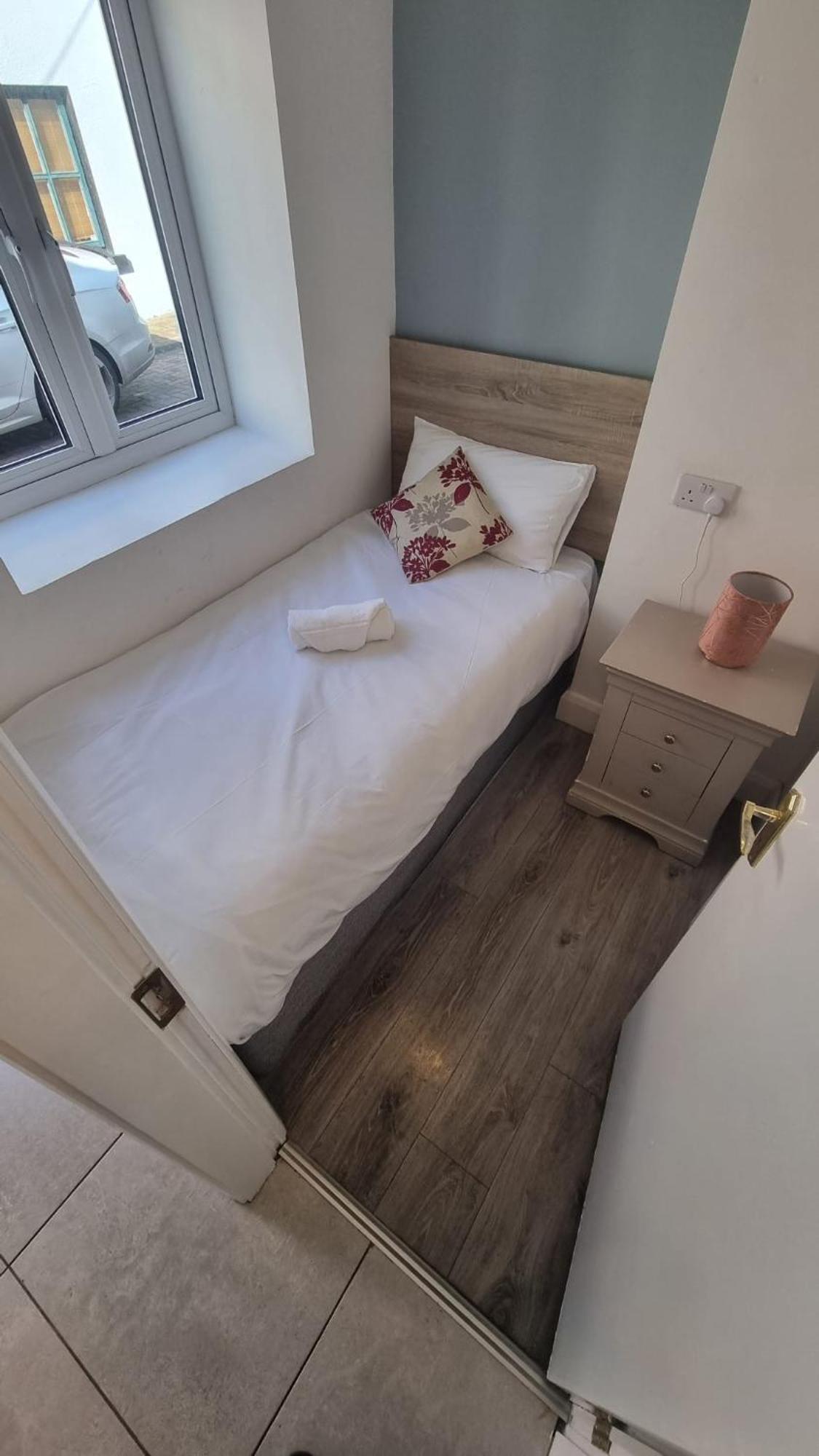 Eyre Square Lane Budget Rooms Голуэй Экстерьер фото